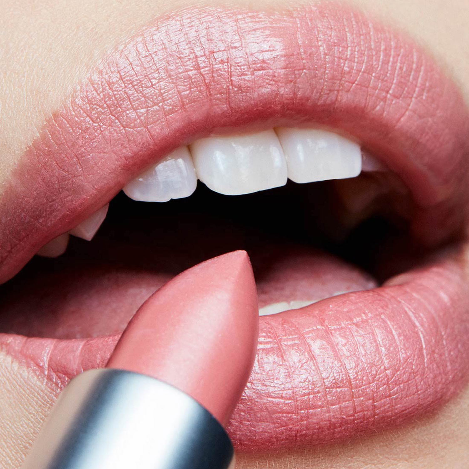 FROST LIPSTICK (LABIAL EN BARRA ACABADO APERLADO)